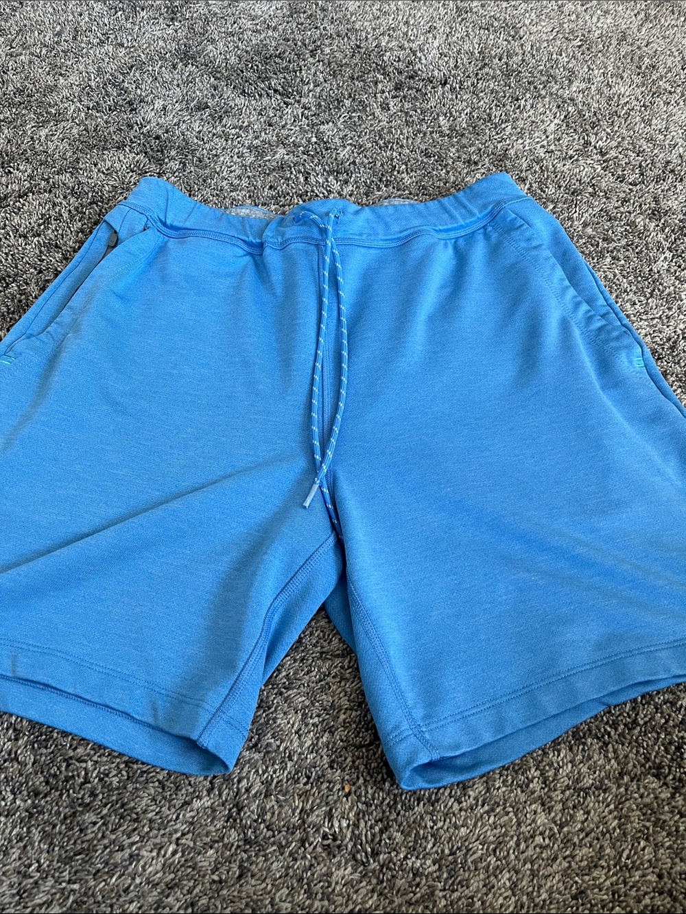 Vineyard Vines on the go jogger shorts. Men's medium Shorts / like new. Blue